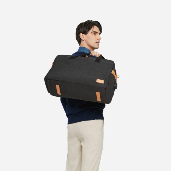 Model carrying NORDACE Siena Weekender 行李袋 32L容量 模特兒照片