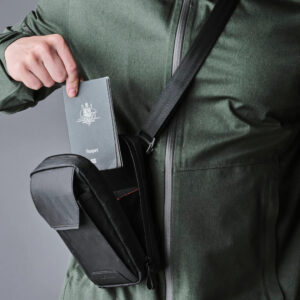 Model using ALPAKA MODULAR SLING 斜孭袋 手機袋 模特兒使用照片